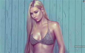 Australian rapper Iggy Azalea`s too hot to handle look